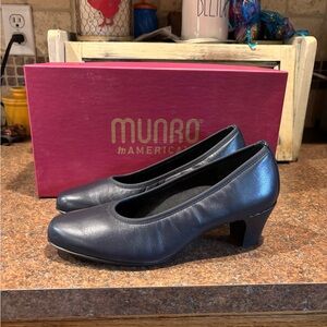 $3 SALE Munro Black Leather Heels
